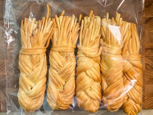 Чичарроны со вкусом сметаны и лука: Сырный продукт ФЕРМЕРСКИЙ коса копченая