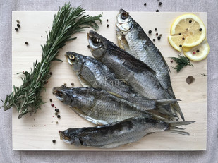 Кальмар щупальца (мелкие) холодного копчения: Вобла вяленая астраханская крупная