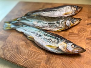 Мучные полоски КРАСНЫЕ со вкусом пряной говядины 76 гр: Корюшка с икрой вяленая ГОСТ (крупная)