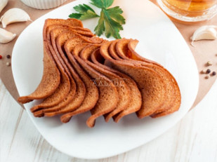 Деревенские гренки с холодцом и хреном: Ресторанные гренки с сметаной и зеленью